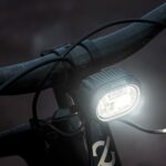 Phare avant sans fil DJI Avinox monté sur le VTT électrique Amflow PL