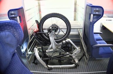Ce vélo cargo électrique pliant tient dans un couloir, un ascenseur… et un coffre