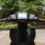 Au guidon du Peugeot Kisbee SE