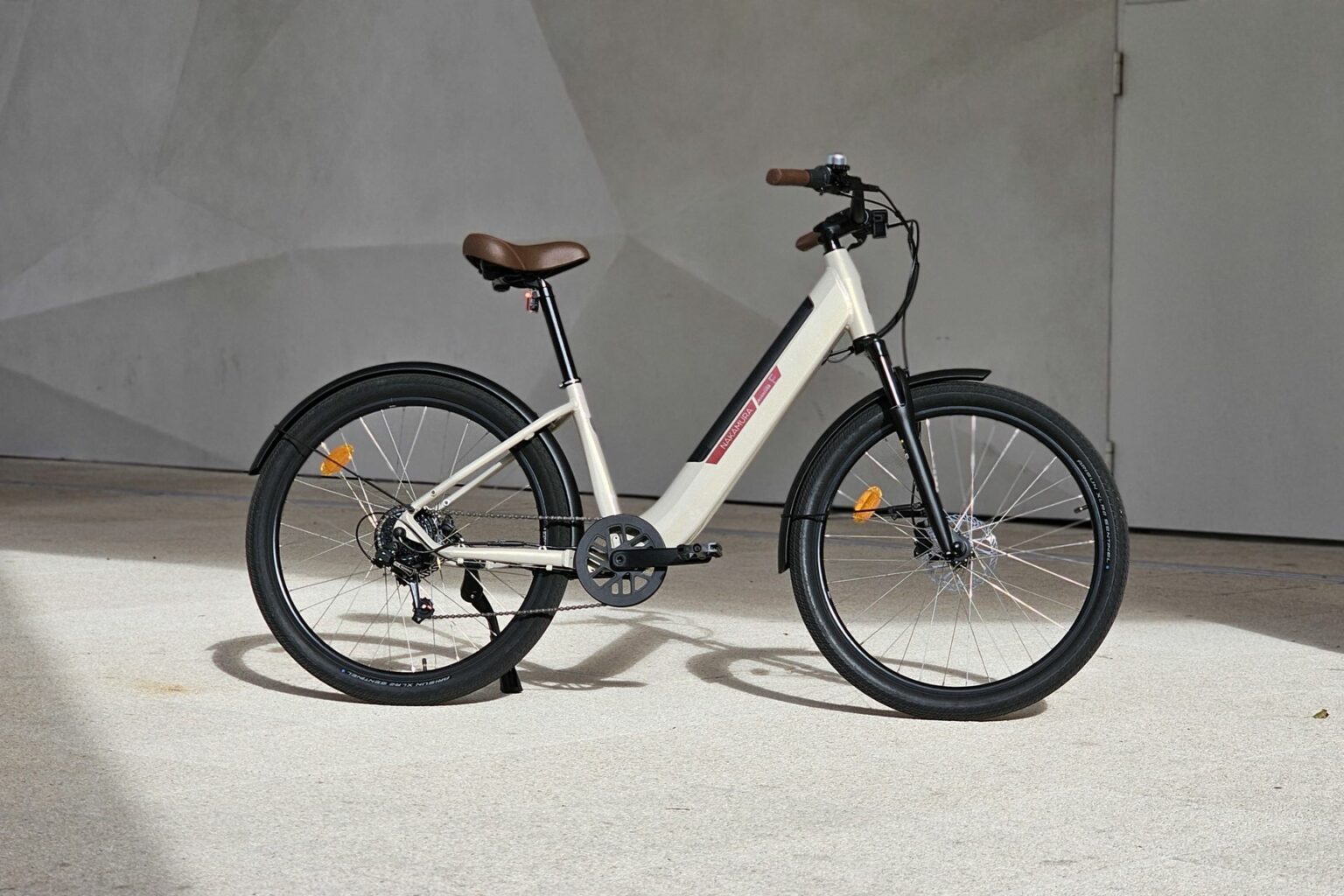 Nakamura Crossover E gris, vélo électrique urbain testé par Cleanrider, vue de profil