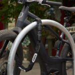 Antivol chaîne Abus 8808C attachant un vélo à un arceau sécurisé en ville