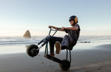 Wheelies assistés et look vintage : imaginée par Onewheel, la mini-moto électrique d’Antic casse les codes