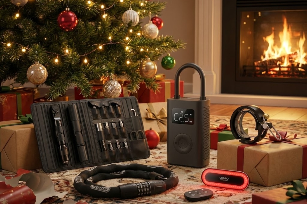 Cadeaux vélo moins de 100 € présentés sous un sapin de Noël avec outils, antivol, feu et compresseur électrique.