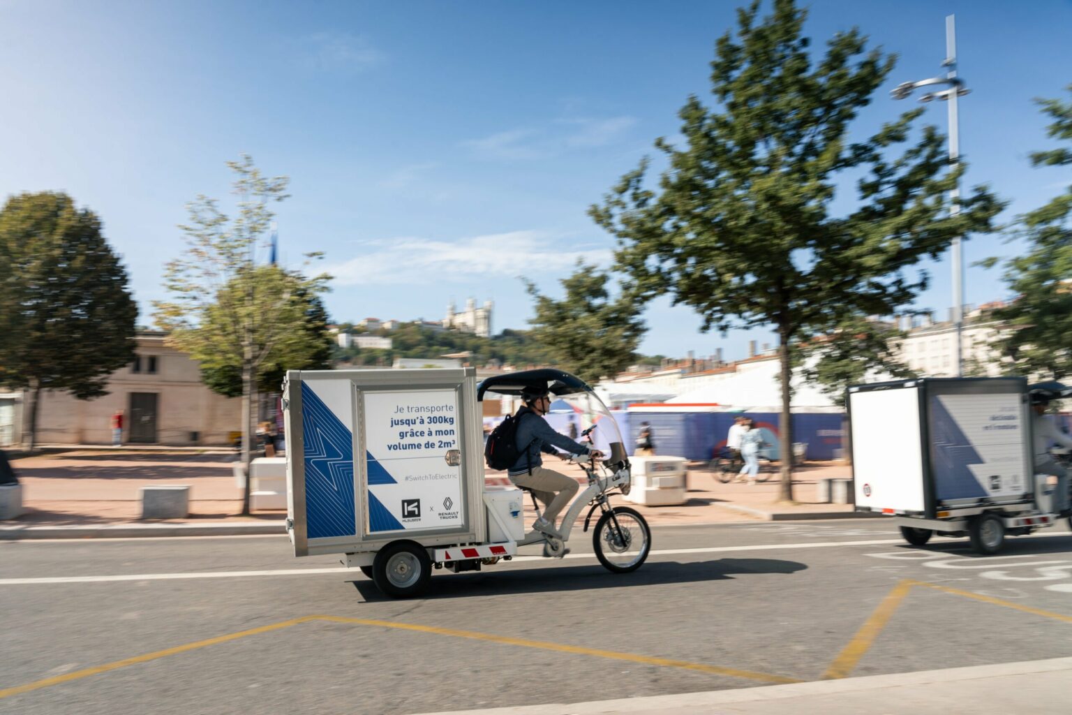 Régis Jehl (Cleanrider) au guidon d’un vélo cargo Kleuster Freegônes en circulation urbaine.