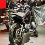 Flying Flea S6, scrambler électrique Royal Enfield 125 sur le stand de l’EICMA 2025