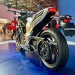 Honda WN7 sur le stand Honda à l’EICMA 2025, première moto électrique de série de la marque