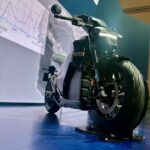 Honda WN7 sur le stand Honda à l’EICMA 2025, première moto électrique de série de la marque