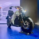 Honda WN7 sur le stand Honda à l’EICMA 2025, première moto électrique de série de la marque
