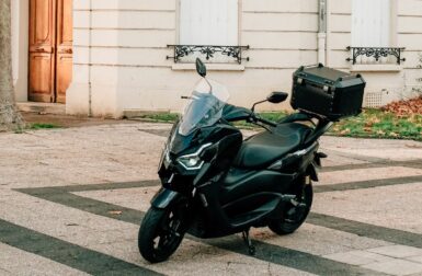 Batteries amovibles, autonomie généreuse, dashcam intégrée… ce scooter 125 électrique envoie du lourd