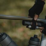 Trousse Topeak Ratchet’n Roll Pro fixée sur un cadre de vélo lors d’une sortie