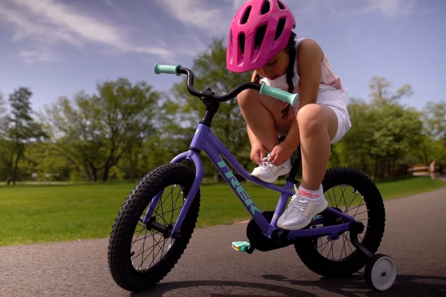 Enfant sur un vélo Trek pour enfants concerné par un rappel lié au frein arrière