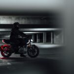 Concept Zero Lompico sur le stand de la marque à l’EICMA 2025, signature LED et design de roadster futuriste