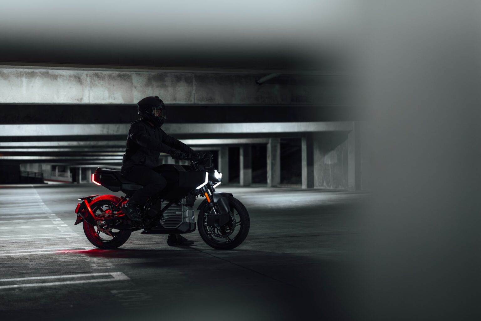 Concept Zero Lompico sur le stand de la marque à l’EICMA 2025, signature LED et design de roadster futuriste