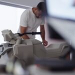 Concept Zero Lompico sur le stand de la marque à l’EICMA 2025, signature LED et design de roadster futuriste