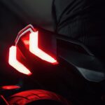 Concept Zero Lompico sur le stand de la marque à l’EICMA 2025, signature LED et design de roadster futuriste