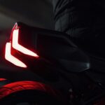 Concept Zero Lompico sur le stand de la marque à l’EICMA 2025, signature LED et design de roadster futuriste