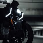Concept Zero Lompico sur le stand de la marque à l’EICMA 2025, signature LED et design de roadster futuriste