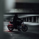 Concept Zero Lompico sur le stand de la marque à l’EICMA 2025, signature LED et design de roadster futuriste