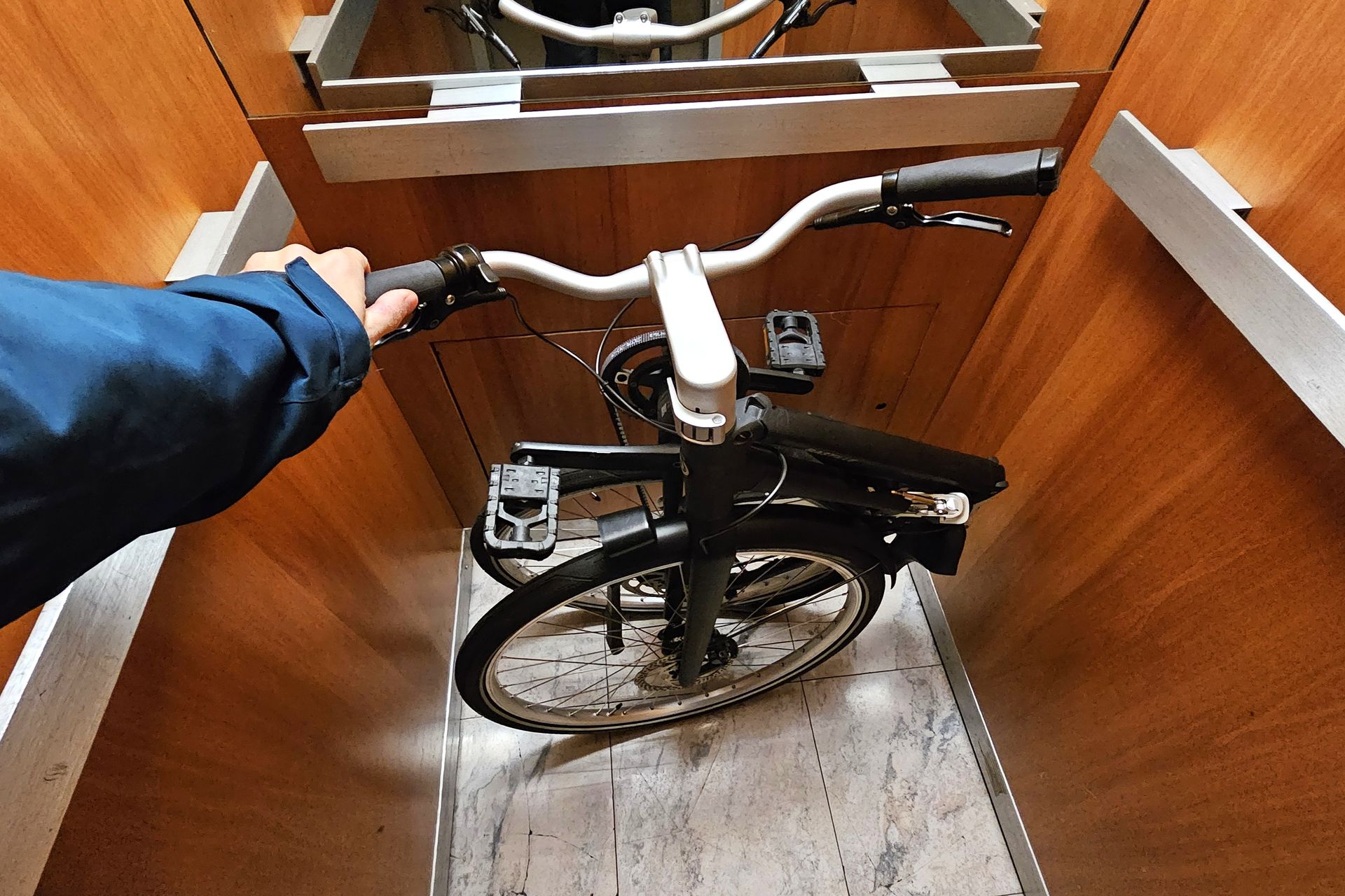 Bastille E vélo pliant électrique en situation dans un ascenseur