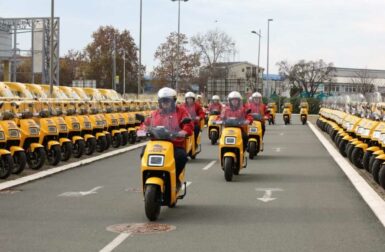 En Serbie, les facteurs roulent en scooters électriques