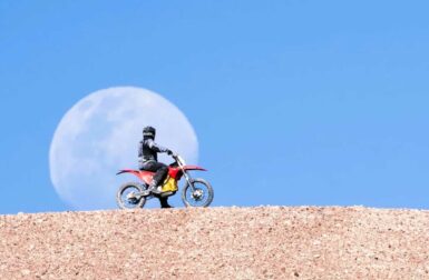 Record en haute altitude : cette moto électrique pulvérise le thermique