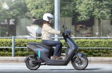 Vendu moins de 1 000 euros, ce scooter électrique Yamaha adopte une solution radicale pour faire chuter les prix