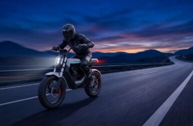 Ce speedbike facilite le wheeling et flirte ouvertement avec la moto électrique