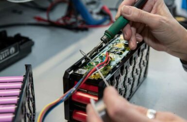 Batteries de vélos électriques : l’absurde recul de l’Europe sur la réparation