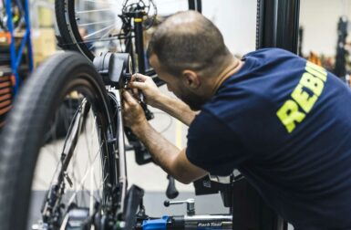 Vélos électriques reconditionnés : Decathlon prend le contrôle de Rebike