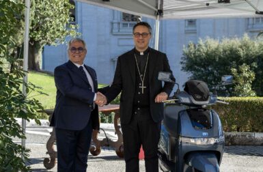 Même le Vatican roule en scooter électrique