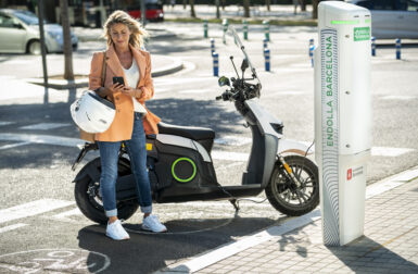 Stations d’échange de batteries, prime à la casse… Barcelone prépare l’ère du scooter électrique