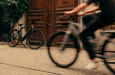 Moins chère que Cowboy et VanMoof… Moevs passe à l’attaque en France avec deux vélos au design radical