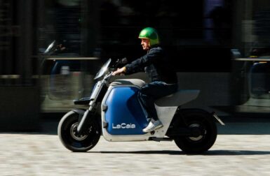 Cette moto électrique se transforme presque à volonté, et on peut enfin la configurer