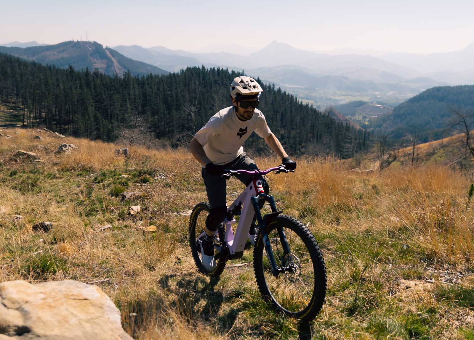 VTT électrique avec moteur MAHLE M40 en action sur terrain technique - en-velo-simone.fr