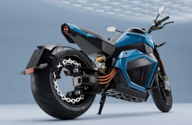 Plus d’autonomie qu’une Renault Twingo électrique… cette moto à batteries solides entre en production