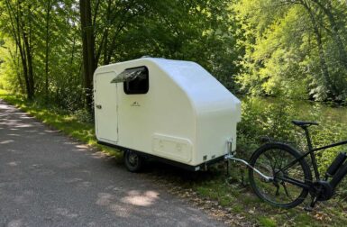 Cette mini-caravane pour vélo électrique cache un lit double extensible… et même des toilettes sèches