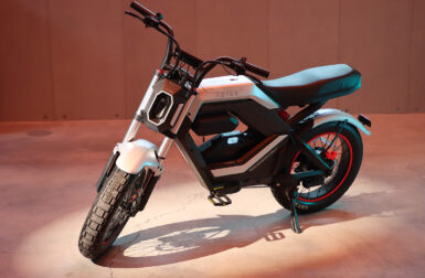 A mi-chemin entre la moto et le vélo, ce deux-roues électrique cartonne sur Kickstarter