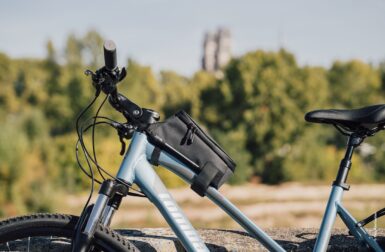 Ces sacoches vélo permettent enfin d’utiliser son smartphone sans s’arrêter