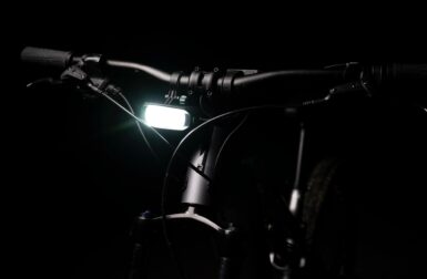 1300 lumens, 150 m de portée : le nouveau feu vélo Decathlon voit large