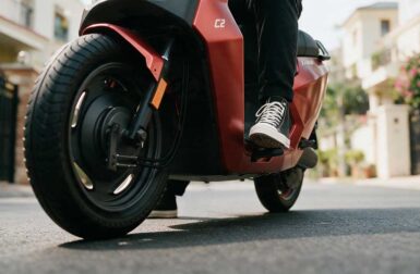 Ce scooter électrique à moins de 1&nbsp;000 € mise sur l’IA pour bousculer le marché indien