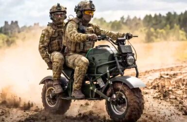 Deux moteurs, un générateur à essence… l&rsquo;Ukraine valide une étonnante moto électrique militaire