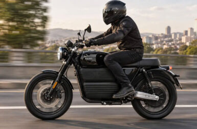 Cette moto électrique suédoise passe en mode scrambler pour 500 € de plus