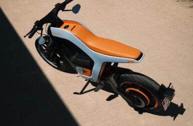 Ni vélo, ni scooter, ni moto : cet étrange deux-roues électrique séduit de puissants investisseurs